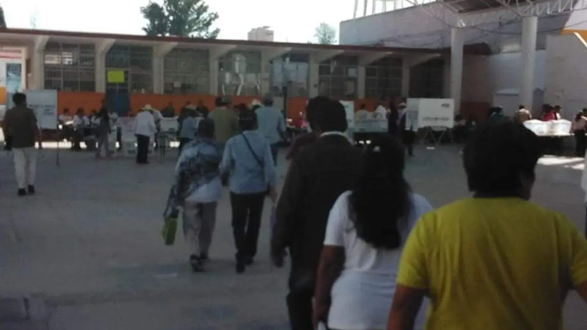 Más de cien ciudadanos se encuentran formados en la fila desde minutos antes de las 8 horas en el centro del municipio de Ixcaquixtla